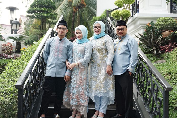 Detail Foto Prilly Dan Keluarga Nomer 4