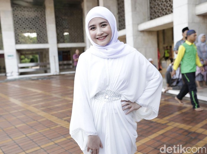 Detail Foto Prilly Dan Keluarga Nomer 38