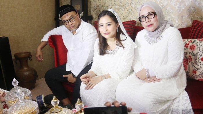 Detail Foto Prilly Dan Keluarga Nomer 50