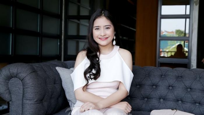 Detail Foto Prilly Dan Keluarga Nomer 55