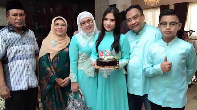 Detail Foto Prilly Dan Keluarga Nomer 6