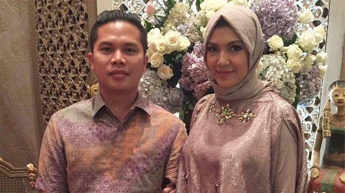 Detail Foto Ratna Galih Dan Suami Nomer 3