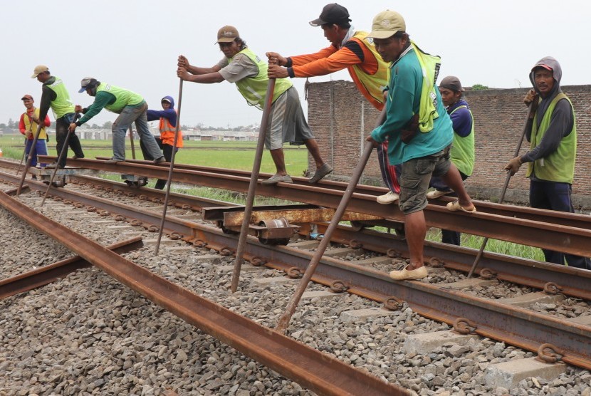 Detail Foto Rel Kereta Api Nomer 17