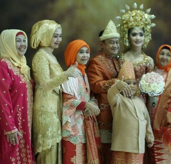 Detail Foto Revi Mariska Dan Keluarga Nomer 30