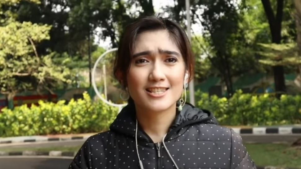 Detail Foto Revi Mariska Dan Keluarga Nomer 32