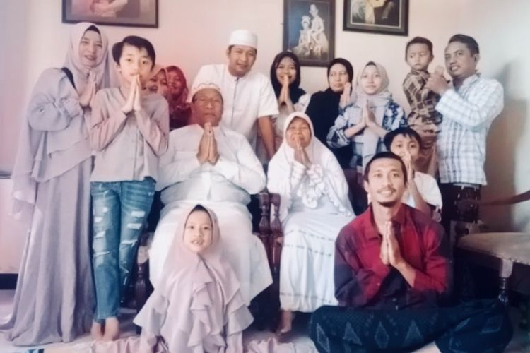 Detail Foto Rhoma Irama Dan Keluarga Nomer 2