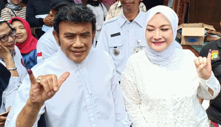 Detail Foto Rhoma Irama Dan Keluarga Nomer 14