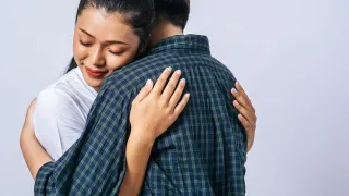 Detail Foto Romantis Pelukan Nomer 55