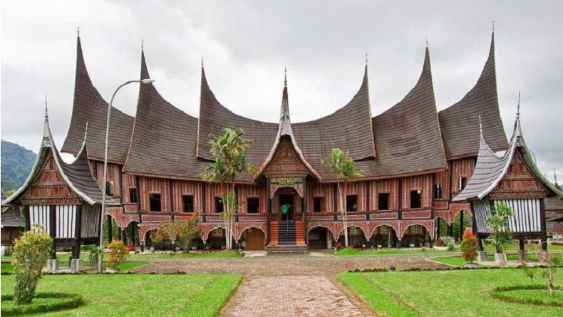 Detail Foto Rumah Gadang Minangkabau Nomer 4