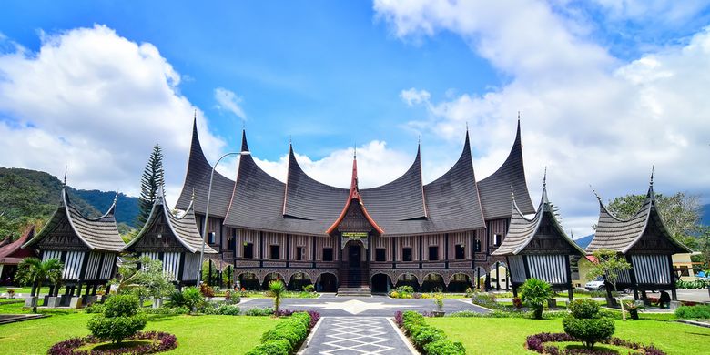 Detail Foto Rumah Gadang Minangkabau Nomer 8