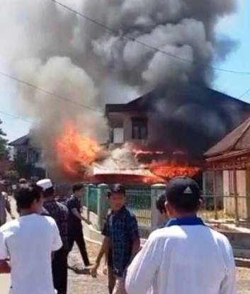 Detail Foto Rumah Kebakaran Nomer 37