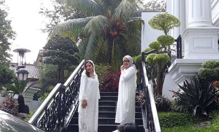 Detail Foto Rumah Prilly Latuconsina Nomer 12