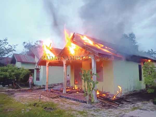 Detail Foto Rumah Terbakar Nomer 16