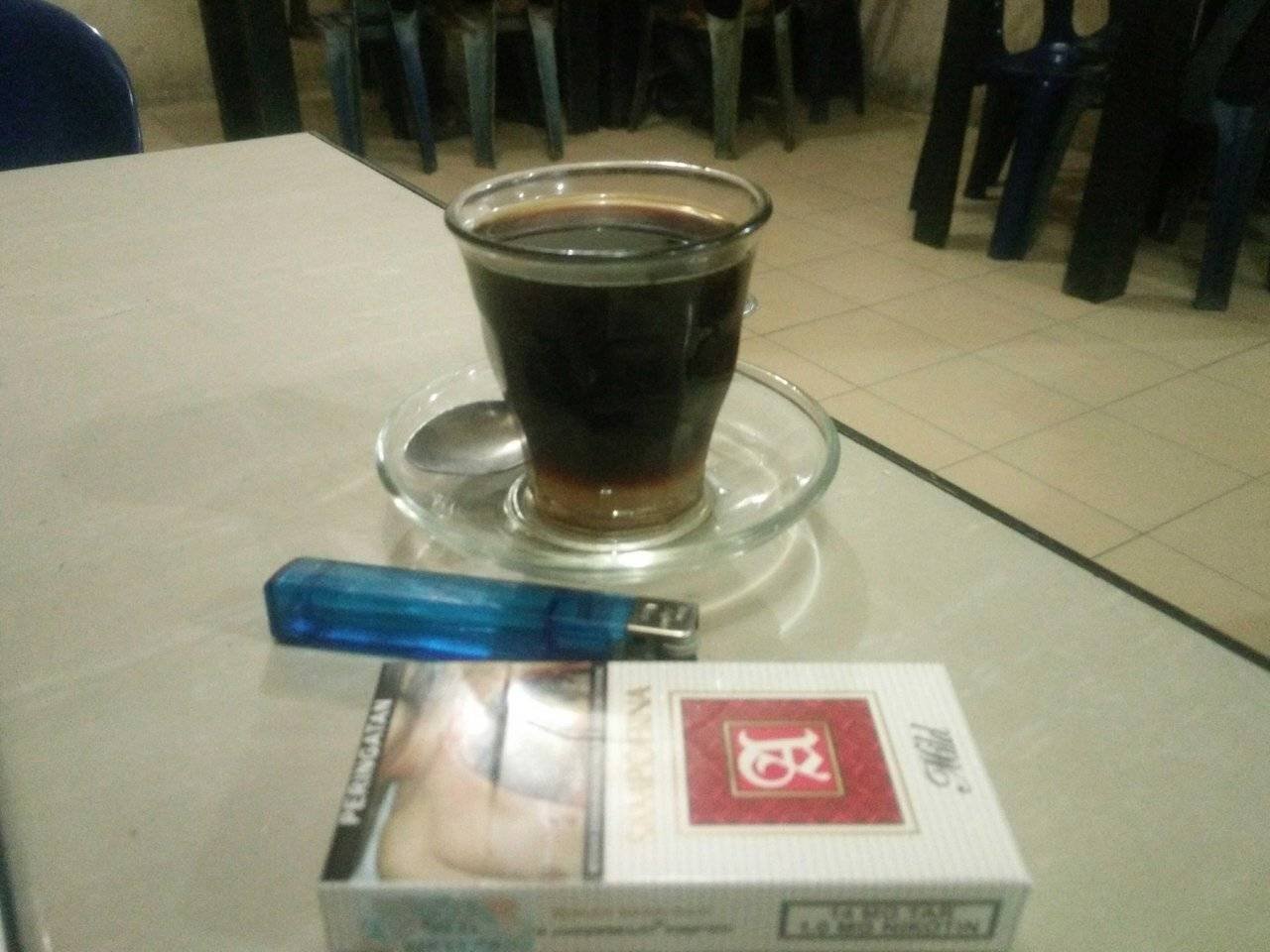 Detail Foto Segelas Kopi Dan Rokok Nomer 10