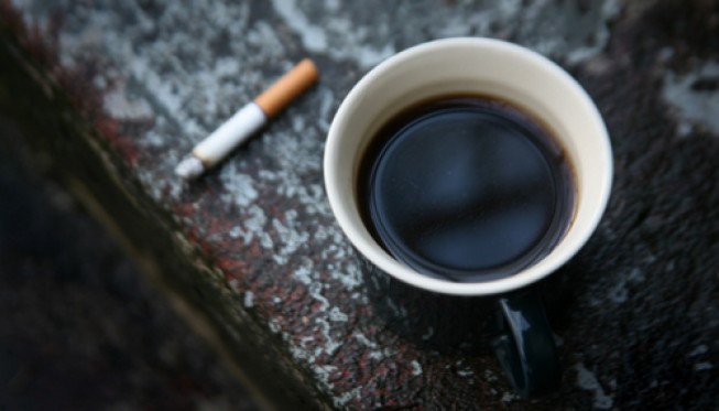 Detail Foto Segelas Kopi Dan Rokok Nomer 26