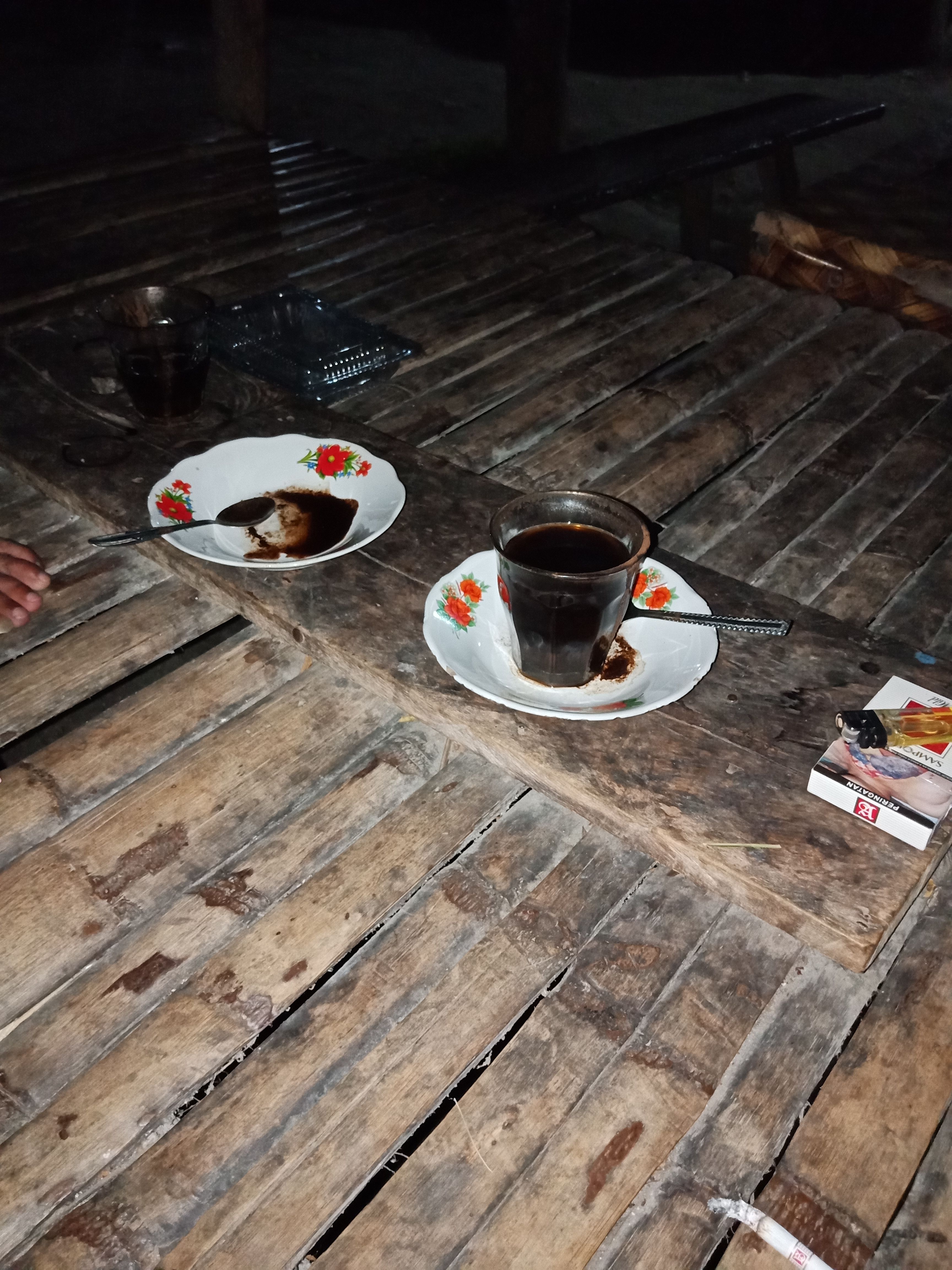 Detail Foto Segelas Kopi Dan Rokok Nomer 46