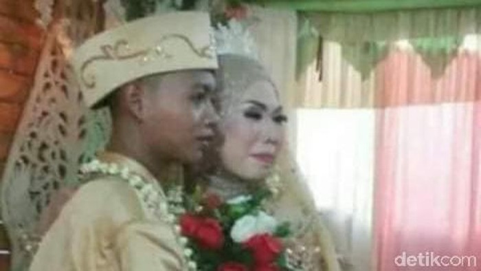 Detail Foto Sepasang Pengantin Nomer 43