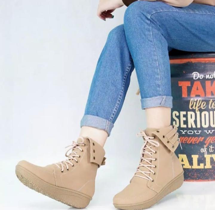 Detail Foto Sepatu Boots Wanita Nomer 38