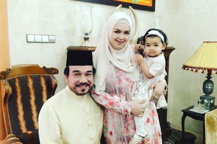 Detail Foto Siti Nurhaliza Dan Keluarga Nomer 20