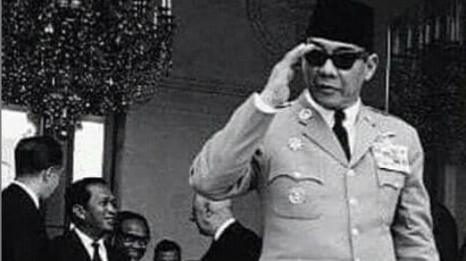 Detail Foto Soekarno Hitam Putih Nomer 23