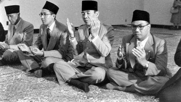 Detail Foto Soekarno Hitam Putih Nomer 33