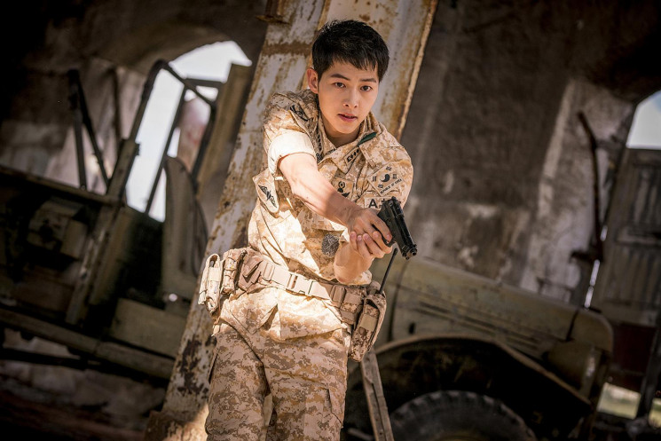 Detail Foto Song Joong Ki Pakai Baju Tentara Nomer 15