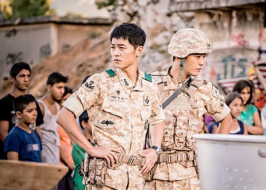 Detail Foto Song Joong Ki Pakai Baju Tentara Nomer 32