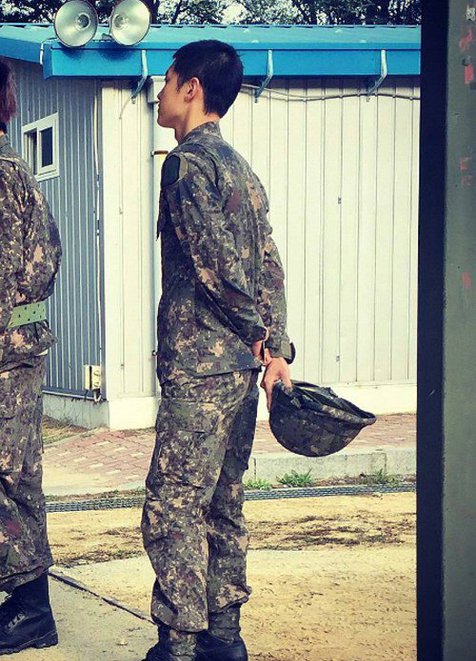 Detail Foto Song Joong Ki Pakai Baju Tentara Nomer 34