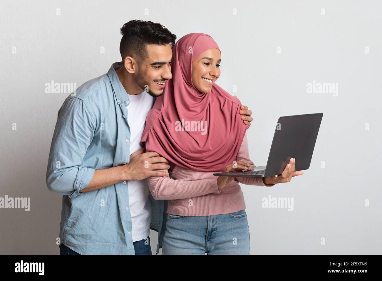 Detail Foto Studio Couple Hijab Nomer 17