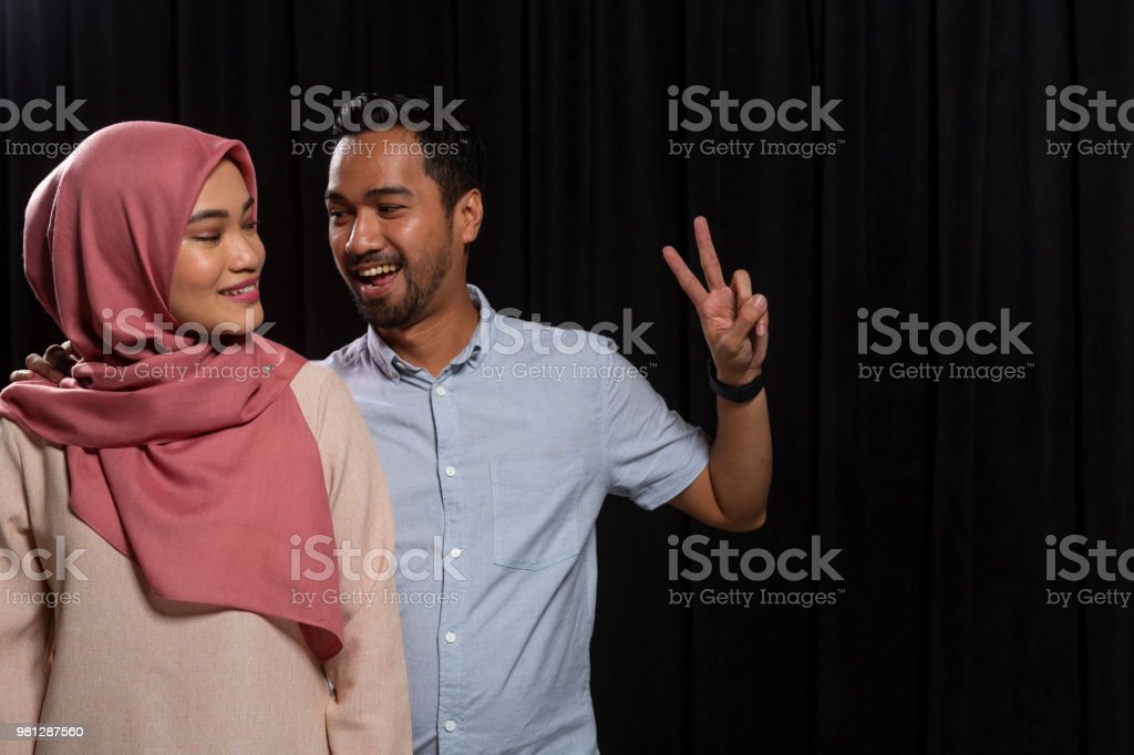 Detail Foto Studio Couple Muslim Nomer 14