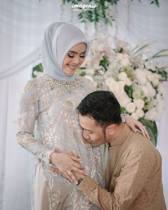 Detail Foto Studio Ibu Hamil Dan Suami Nomer 26