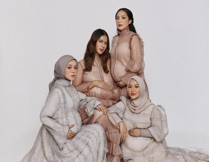 Detail Foto Studio Ibu Hamil Dan Suami Nomer 36