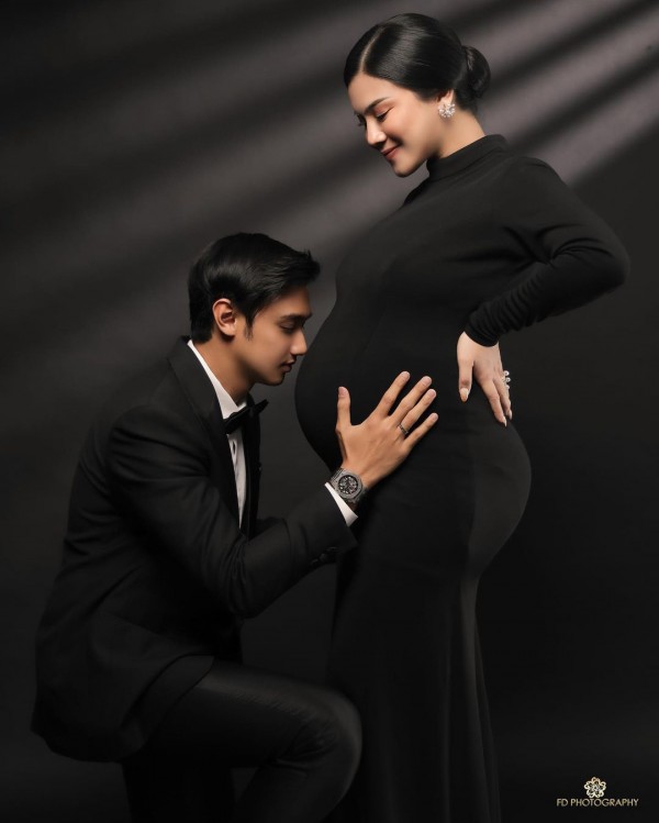 Detail Foto Studio Ibu Hamil Dan Suami Nomer 42