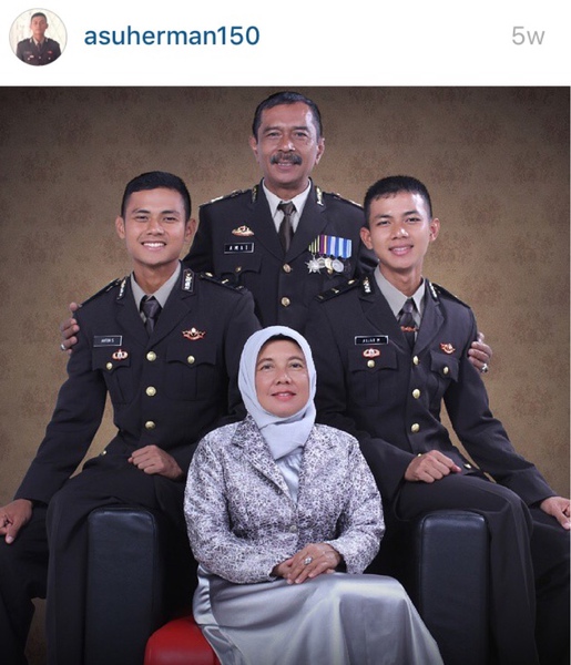 Detail Foto Studio Keluarga Polisi Nomer 14