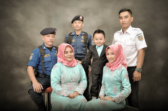 Detail Foto Studio Keluarga Polisi Nomer 15