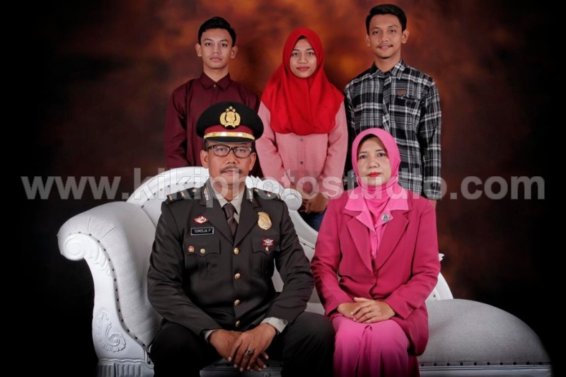 Detail Foto Studio Keluarga Polisi Nomer 31