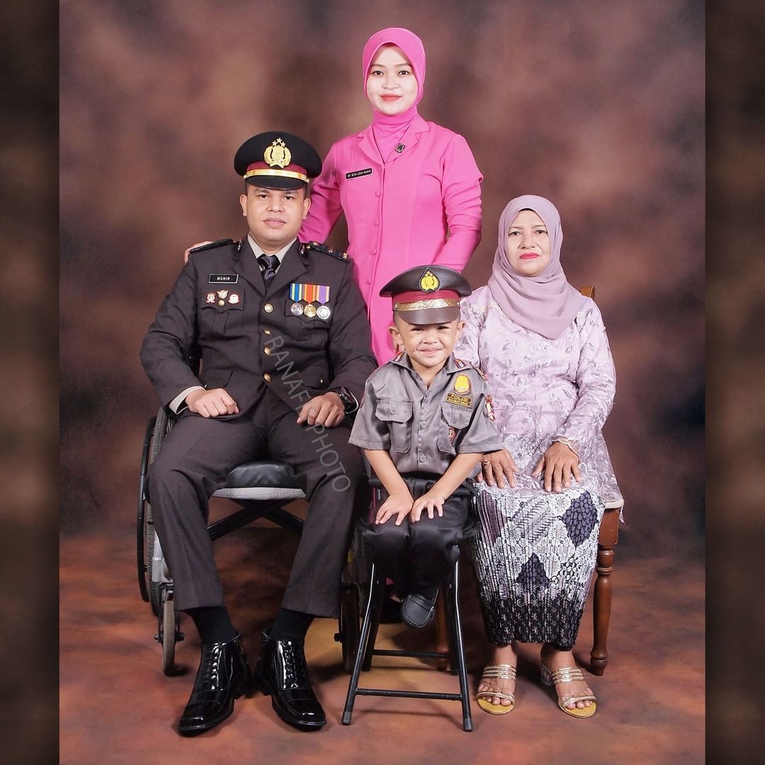 Detail Foto Studio Keluarga Polisi Nomer 48