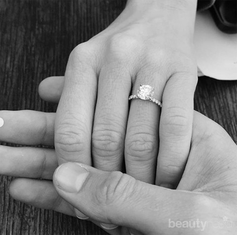 Download Foto Tangan Cincin Tunangan Nomer 27