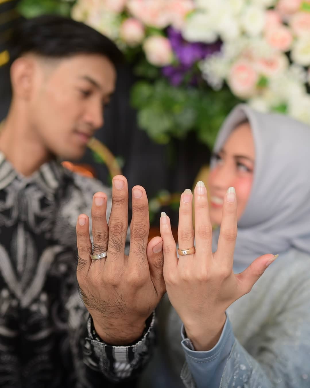 Detail Foto Tangan Cincin Tunangan Nomer 30