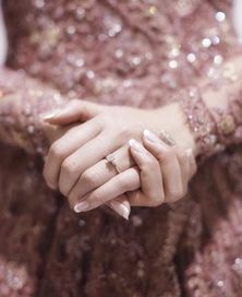 Detail Foto Tangan Cincin Tunangan Nomer 37