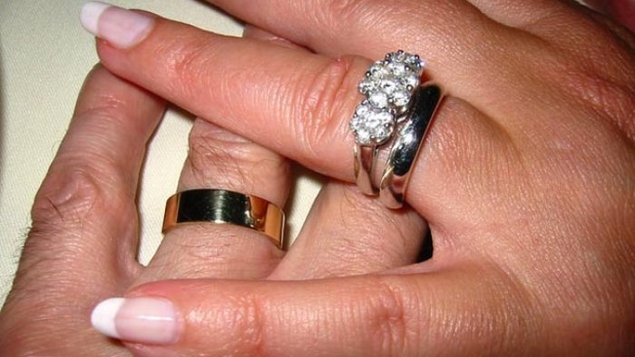 Detail Foto Tangan Dengan Cincin Tunangan Nomer 19