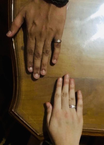 Detail Foto Tangan Dengan Cincin Tunangan Nomer 7