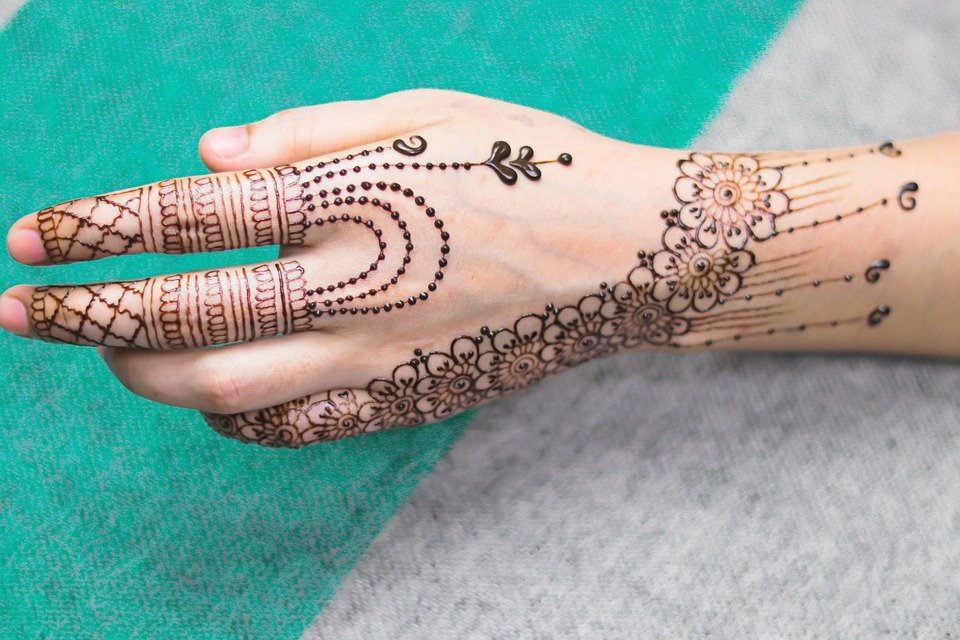 Detail Foto Tangan Henna Nomer 18