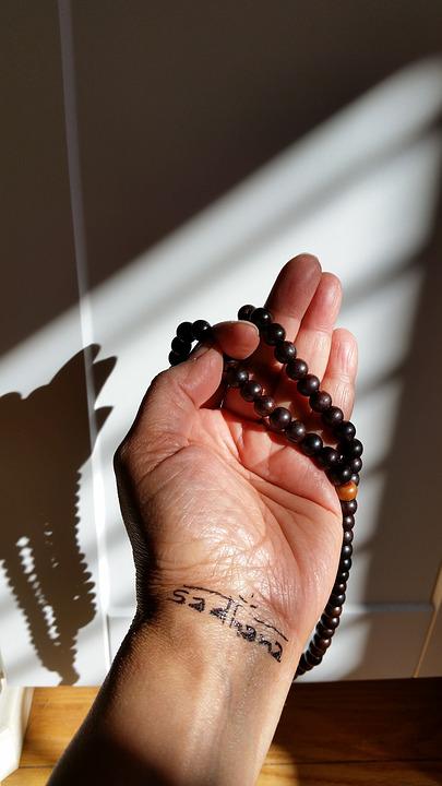 Detail Foto Tasbih Di Tangan Nomer 10