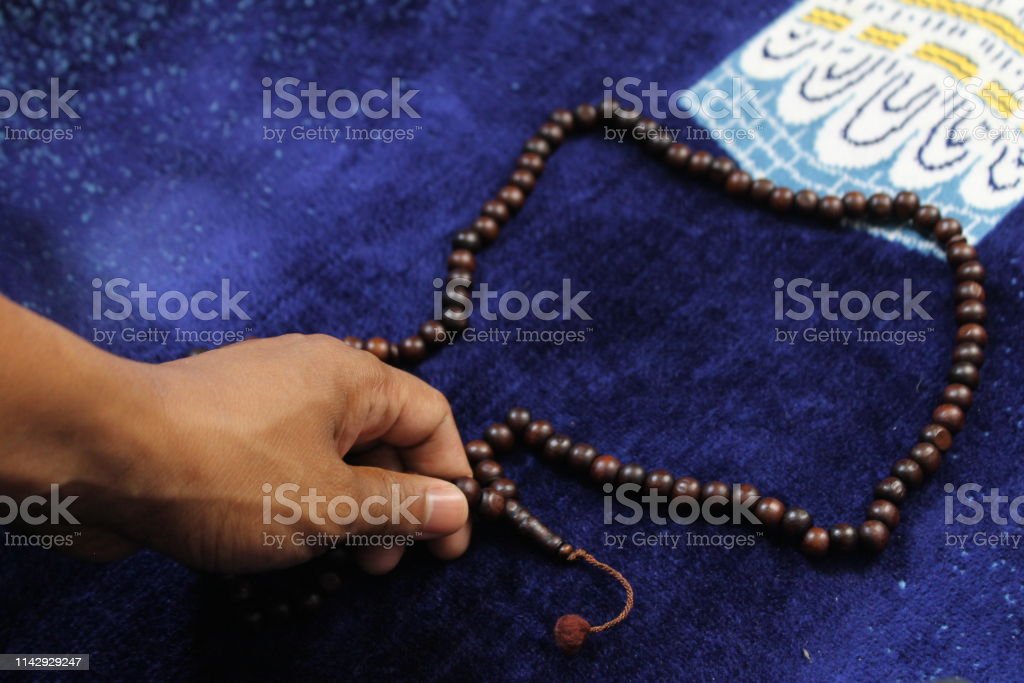 Detail Foto Tasbih Di Tangan Nomer 29