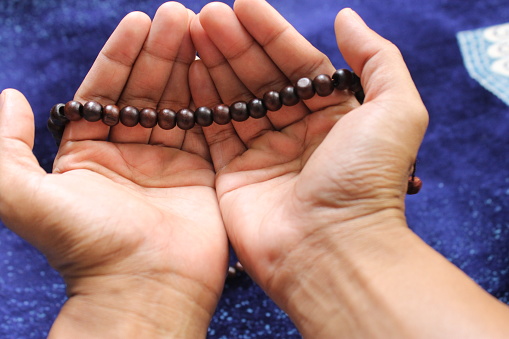 Detail Foto Tasbih Di Tangan Nomer 9