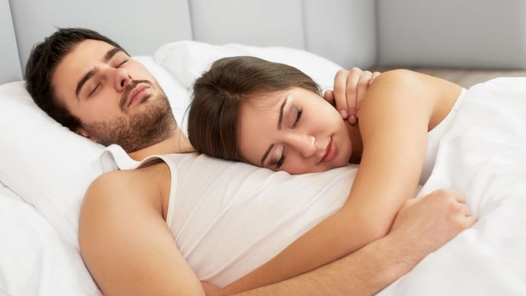 Detail Foto Tidur Romantis Nomer 10