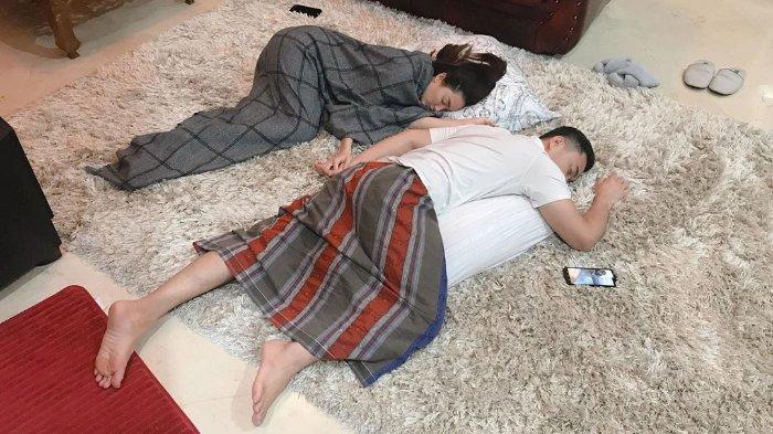 Detail Foto Tidur Romantis Nomer 31