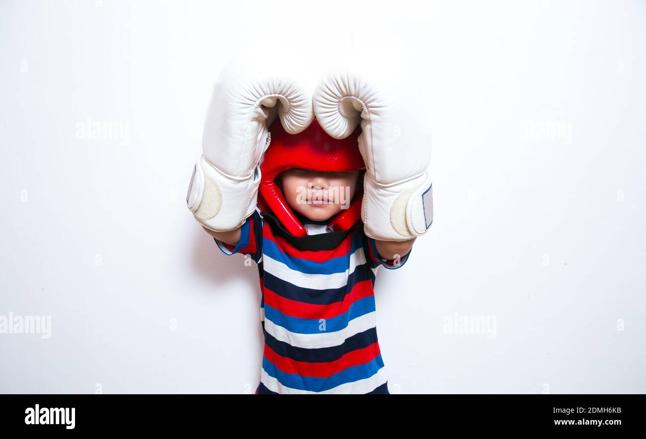 Detail Boxing Gloves And Helmet Nomer 35
