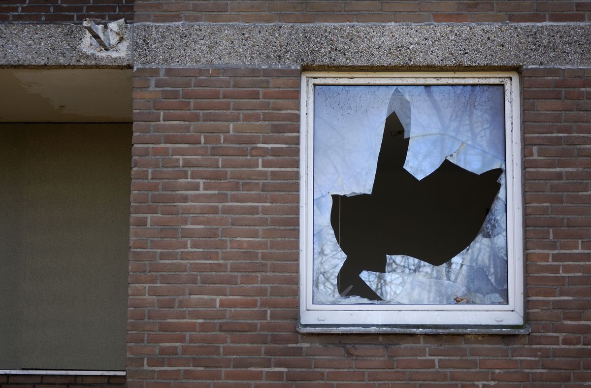 Detail Broken Window Pic Nomer 2